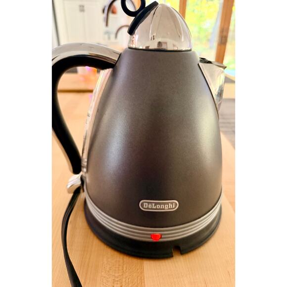 DELONGHI ELECTRIC WATER KETTLE - Picture 3 of 8